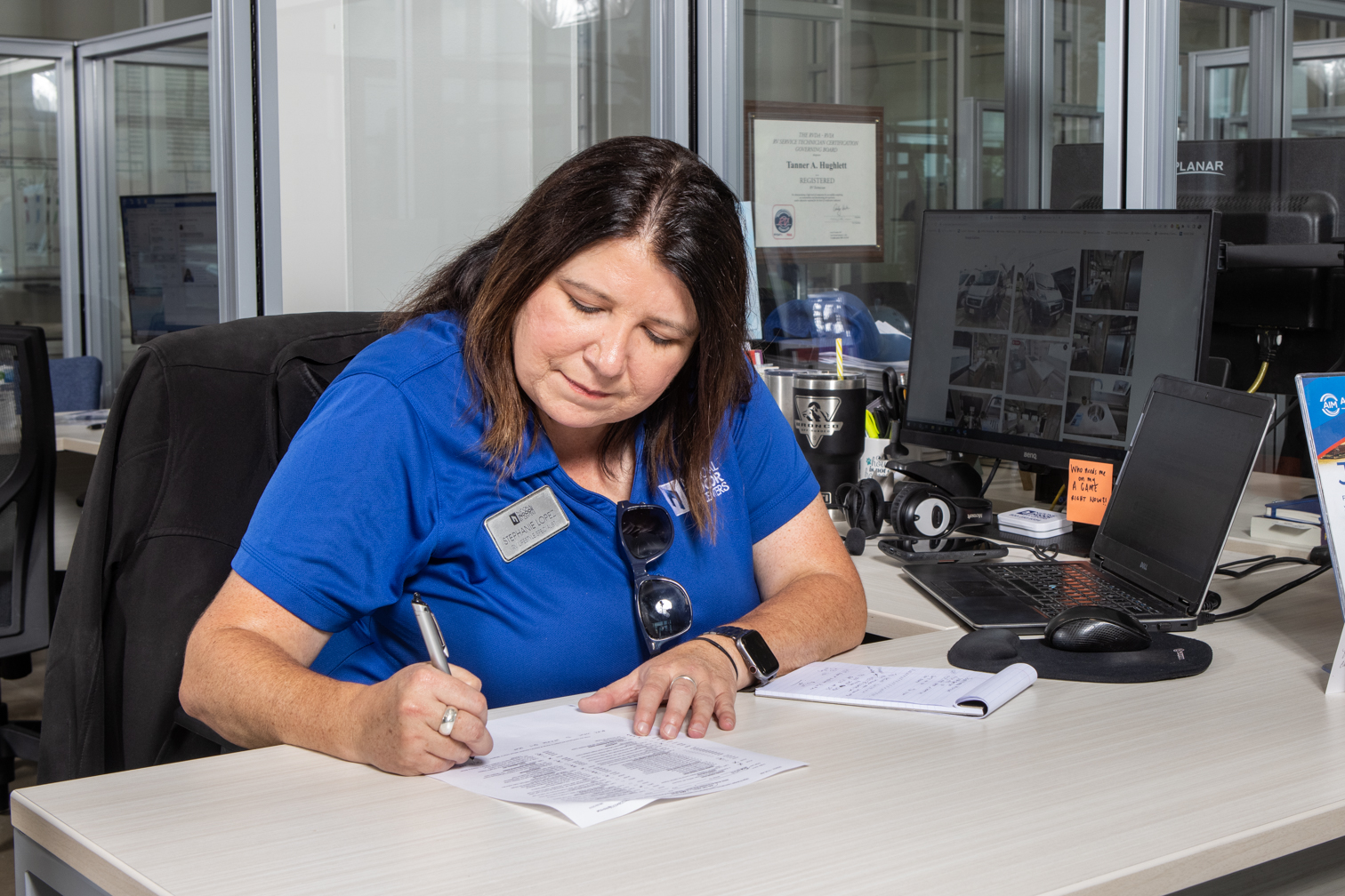 /MarketingAssetPhotos/SellYourRV/Employee_Sign_Paperwork.jpg