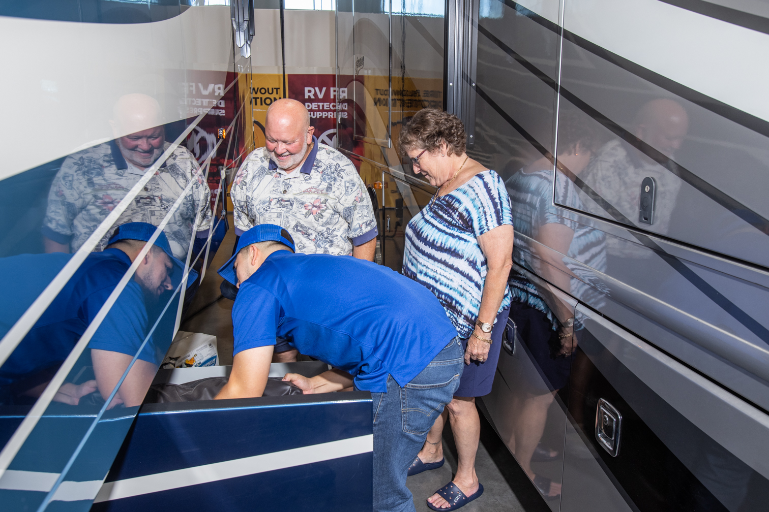 /MarketingAssetPhotos/SellYourRV/Employee_With_Customers.jpg