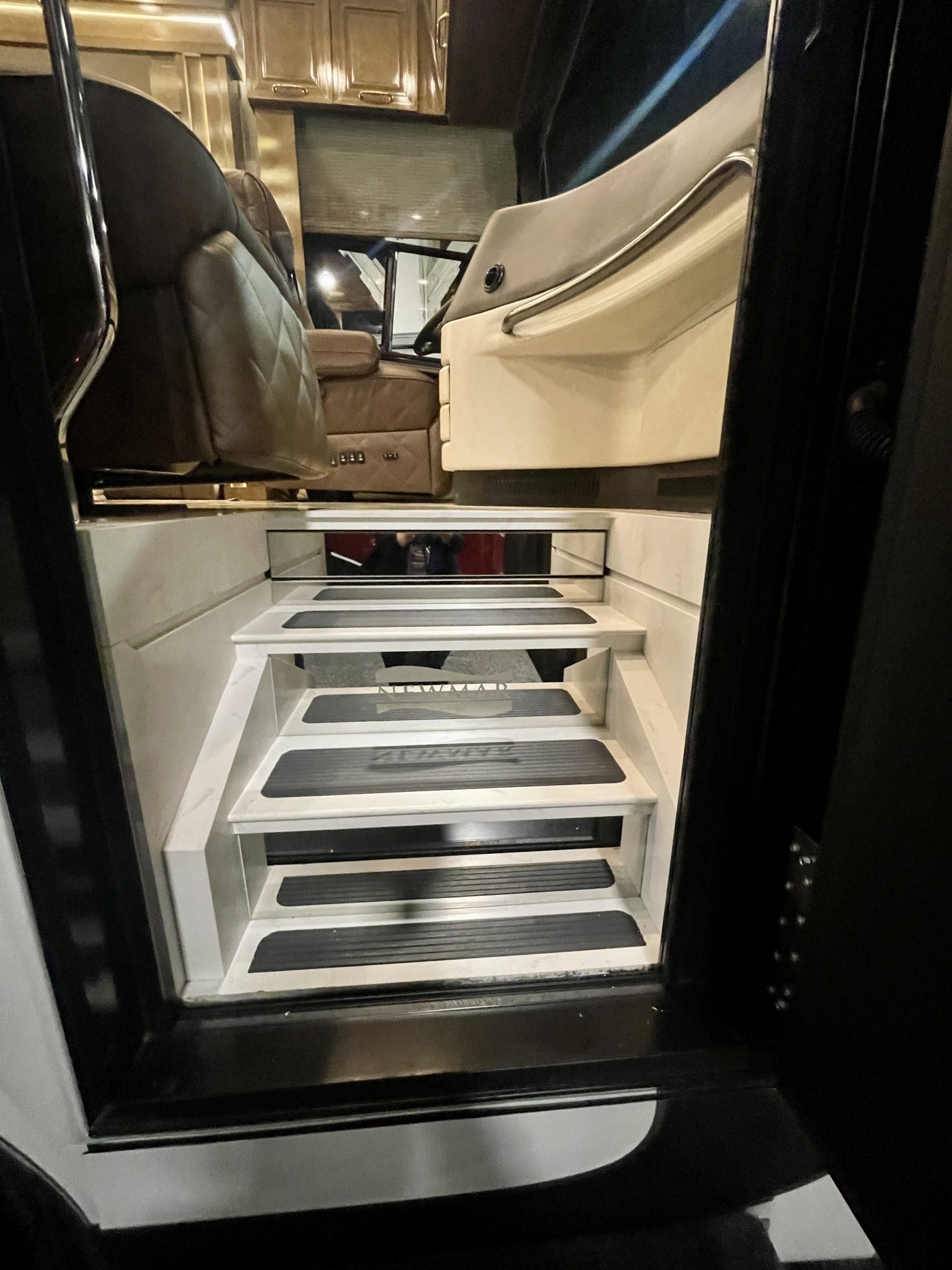 2027 Newmar Essex (4551 - Traditional) - NIRVC Owner's Library